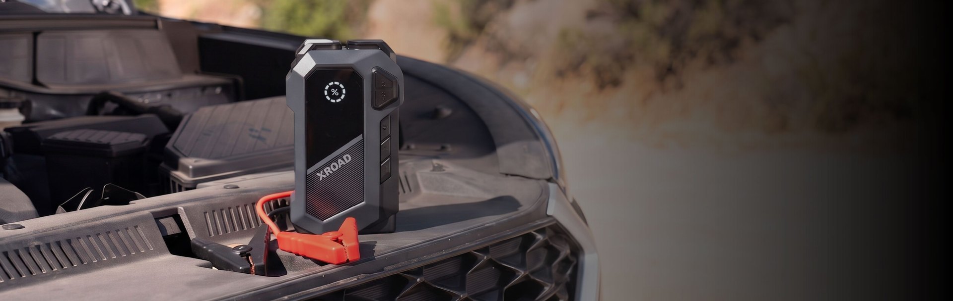 Partidor de batería portátil con compresor de aire 12V XRoad conectado a la batería de un vehículo