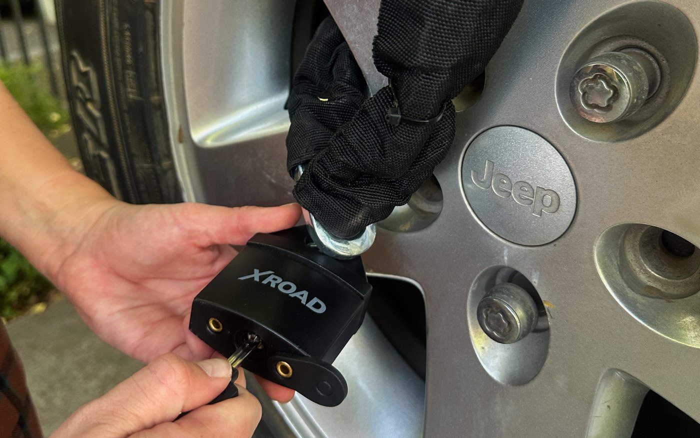 Rueda de repuesto exterior en camioneta con sistema XRoad instalado