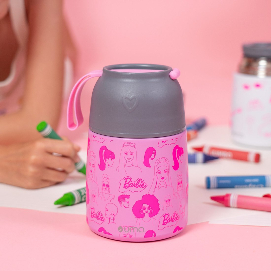 Termo de comida Barbie 450ml, detalle de la tapa con asa, el cuerpo y la base