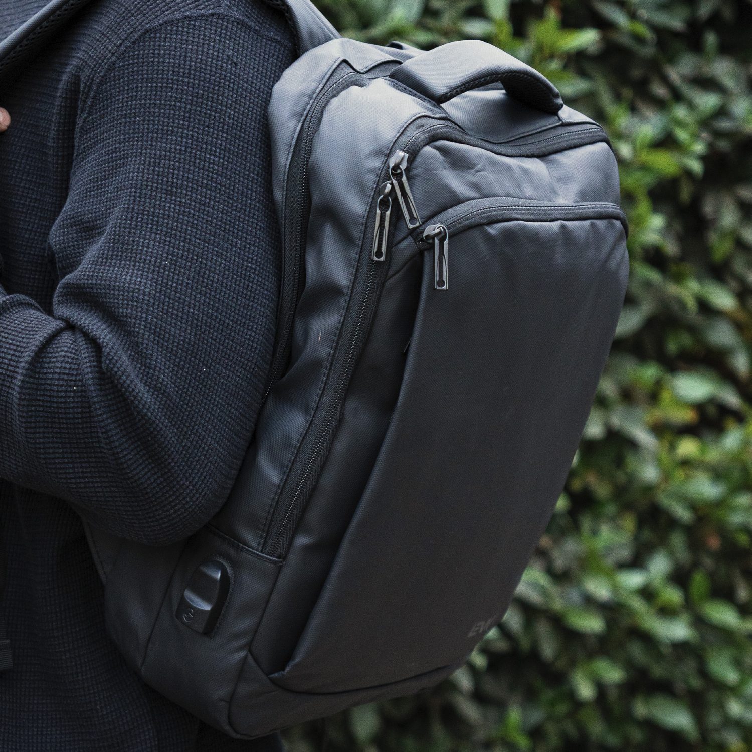 LEVO Mochila Notebook Ejecutiva Prime Lite 18L vista frontal con detalle de compartimentos