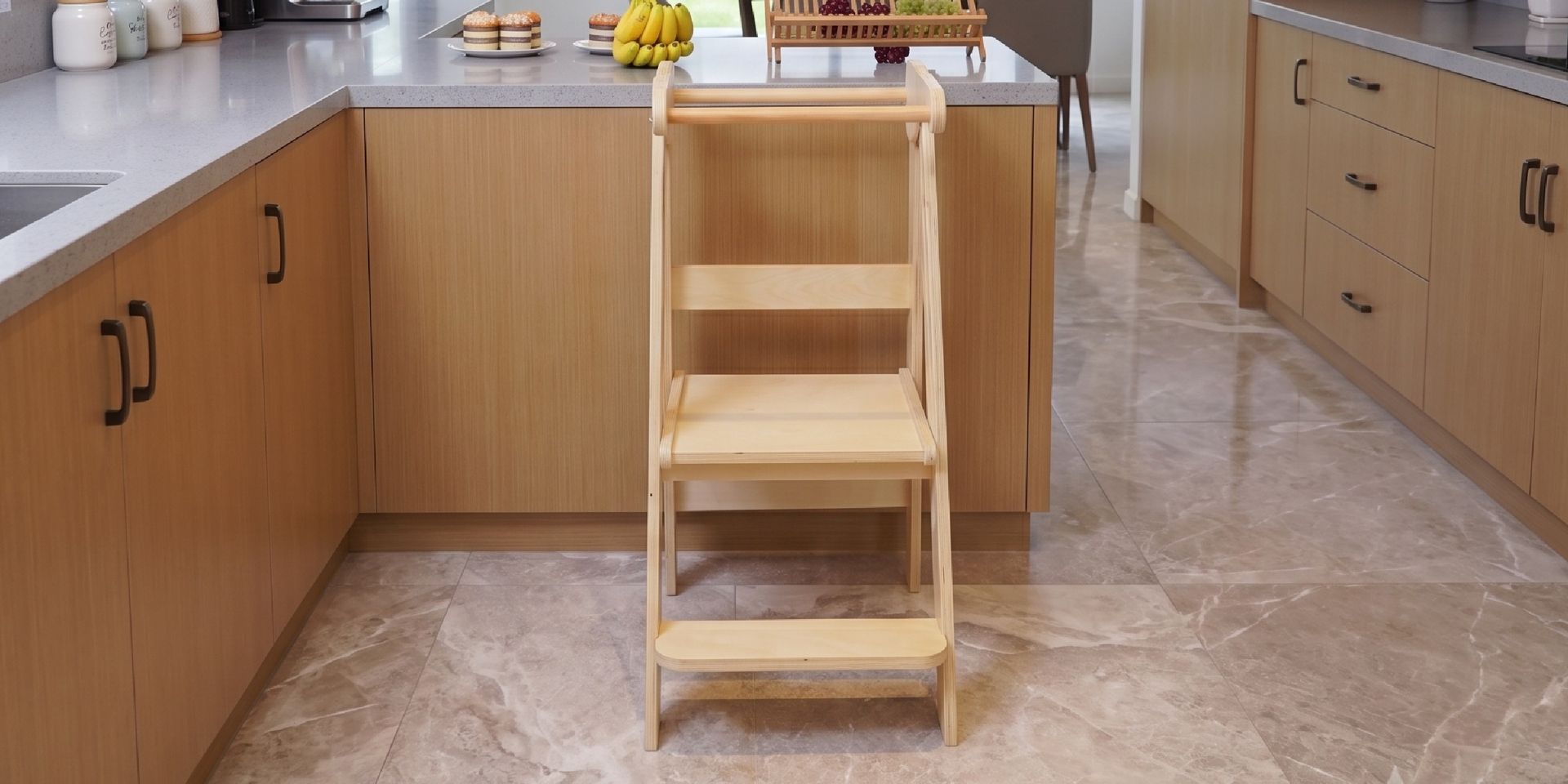 Bandú torre de aprendizaje Montessori de madera - torre armada junto al mesón de la cocina