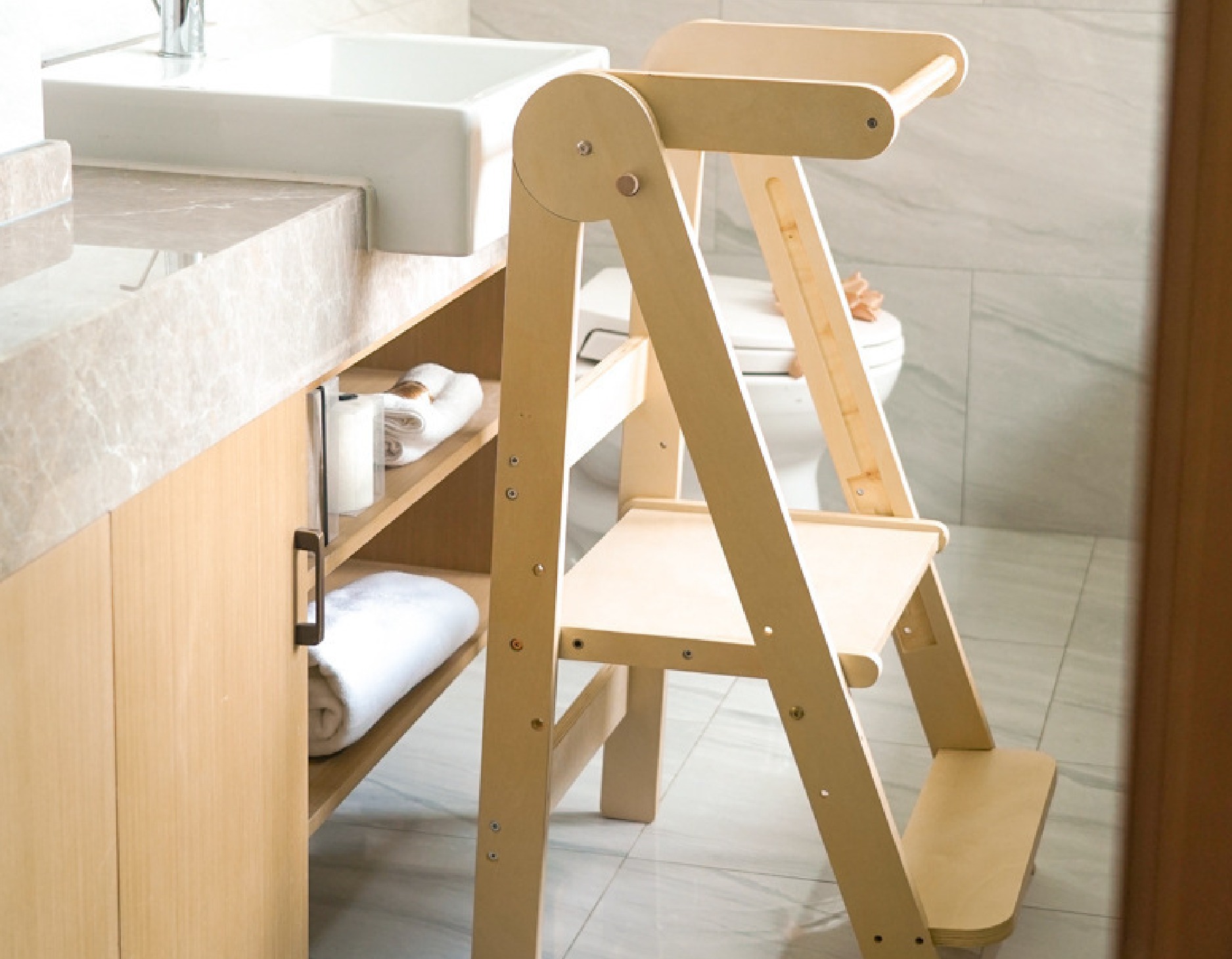 Bandú torre de aprendizaje Montessori de madera - uso real junto al lavamanos del baño, mostrando su versatilidad