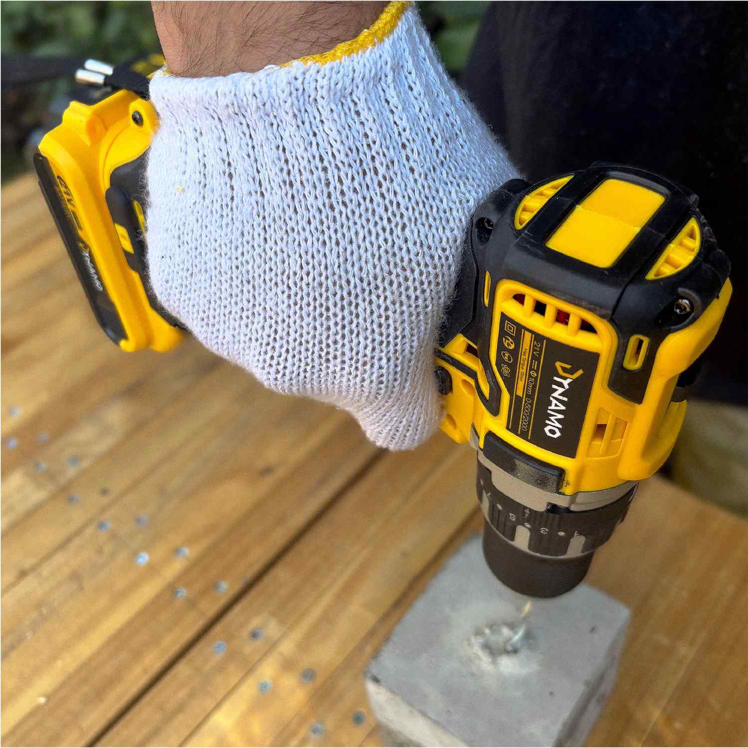 Taladro percutor inalámbrico Dynamo 13 mm en uso perforando concreto