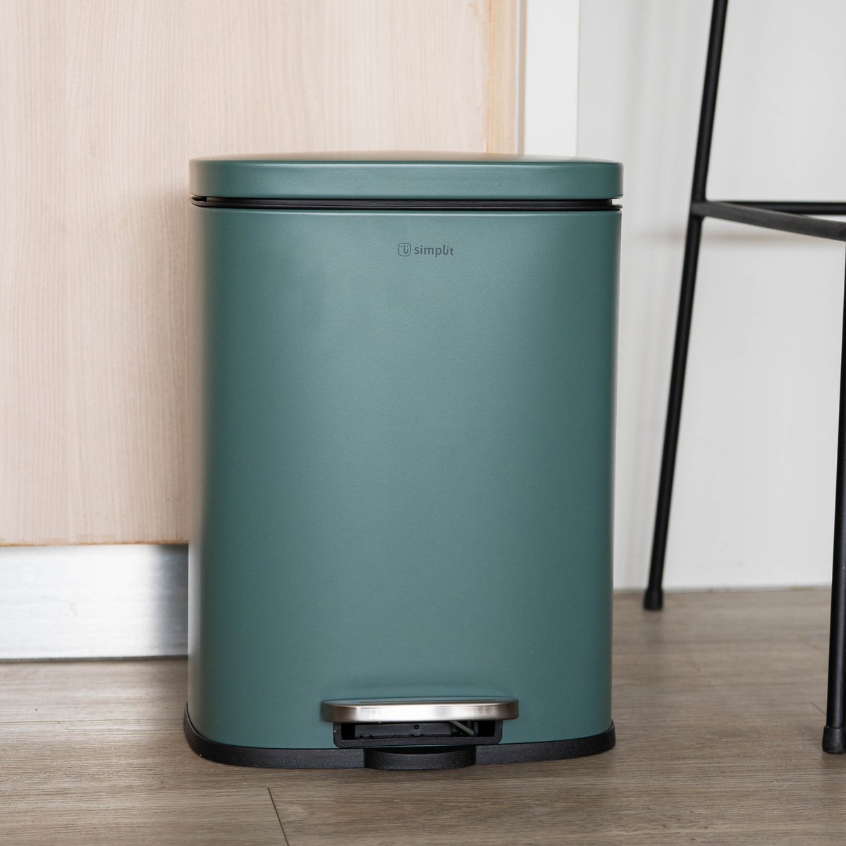 Basurero Simplit acero inoxidable con pedal en cocina moderna