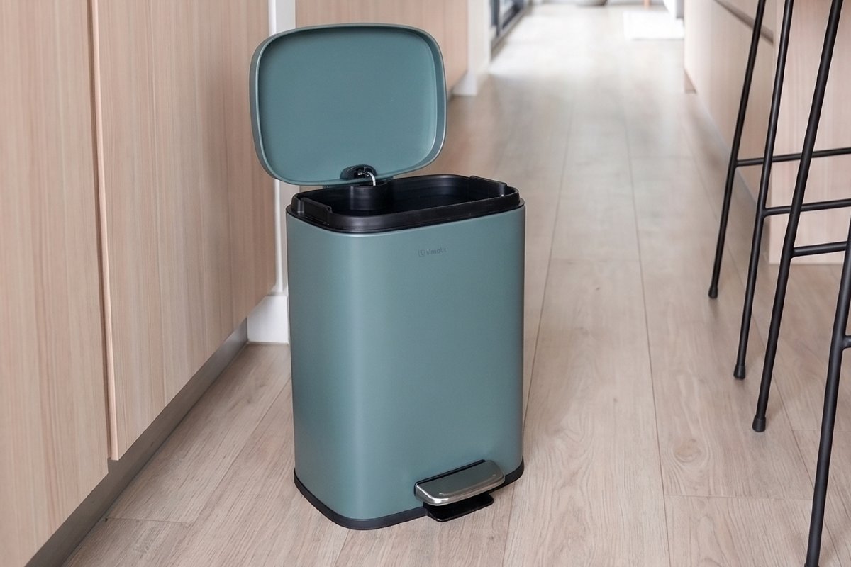 Basurero Simplit con la tapa abierta: pedal, bisagra, contenedor interior y cuerpo de acero