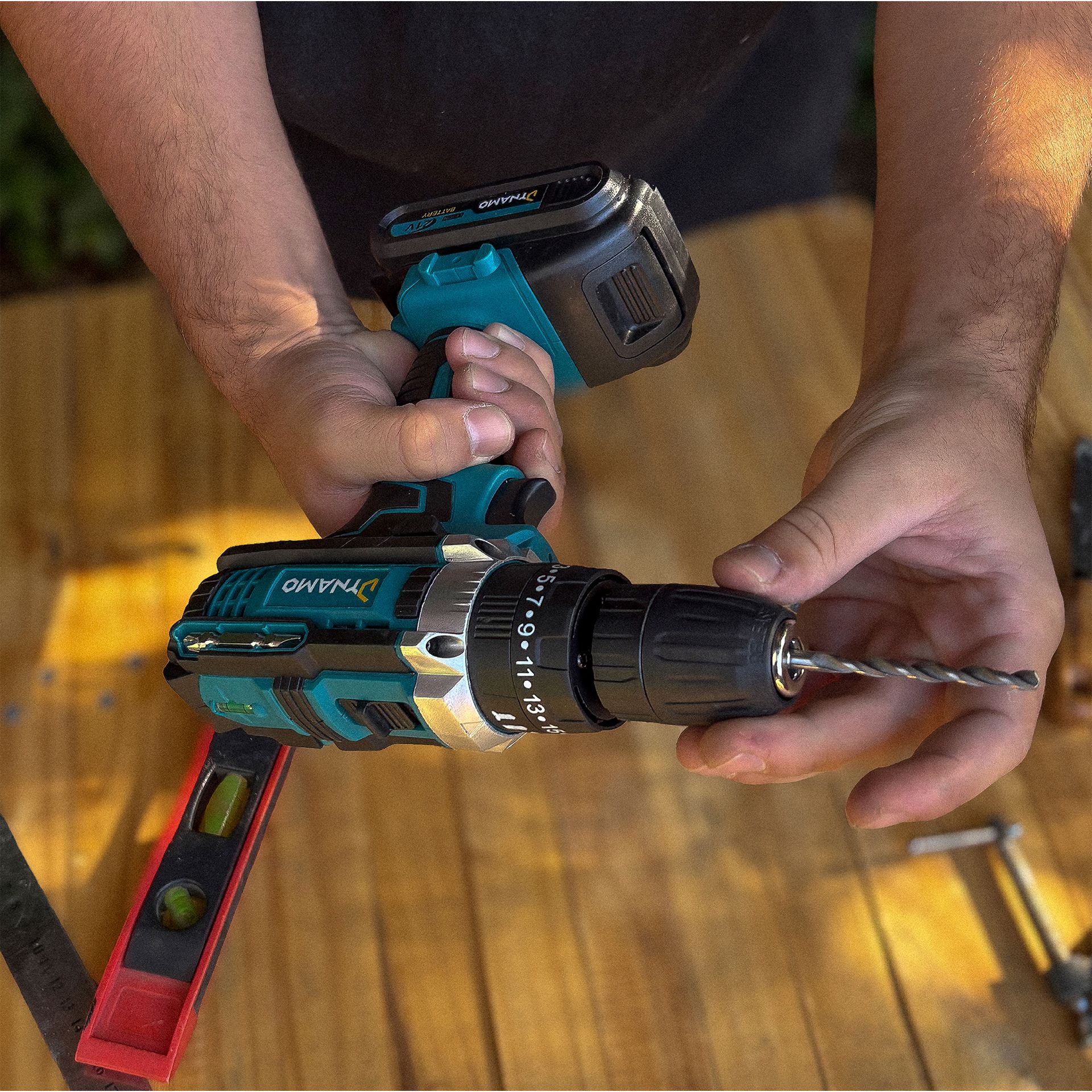 Taladro Percutor Inalámbrico Dynamo 21v 2 Baterías + Accs · Kit completo en **maletín rígido**