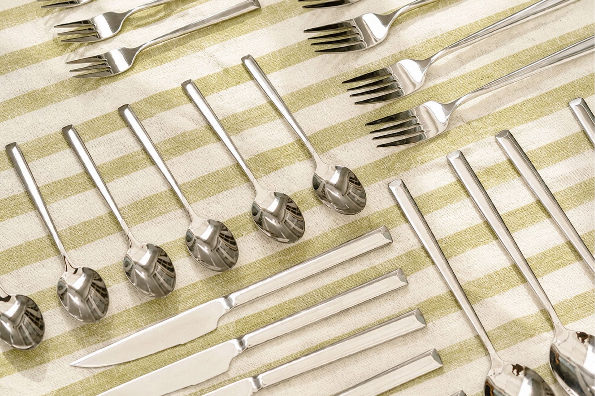 Simplit Set de Cuchillería Sicilia 30 pcs — mesa servida lifestyle con cubiertos de acero inoxidable