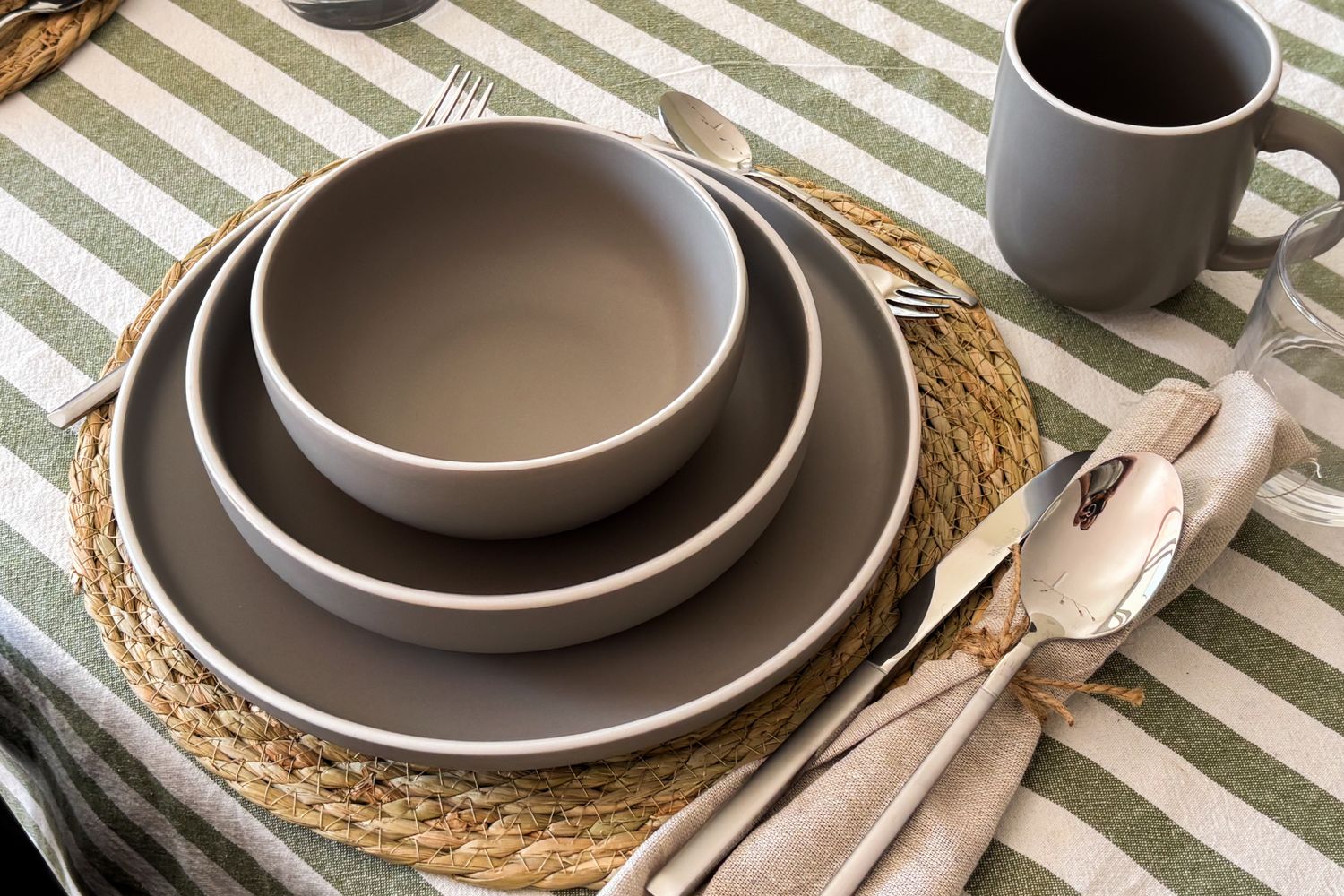 Simplit Set de Cuchillería Puglia 30 pcs — mesa servida lifestyle con cubiertos de acero inoxidable