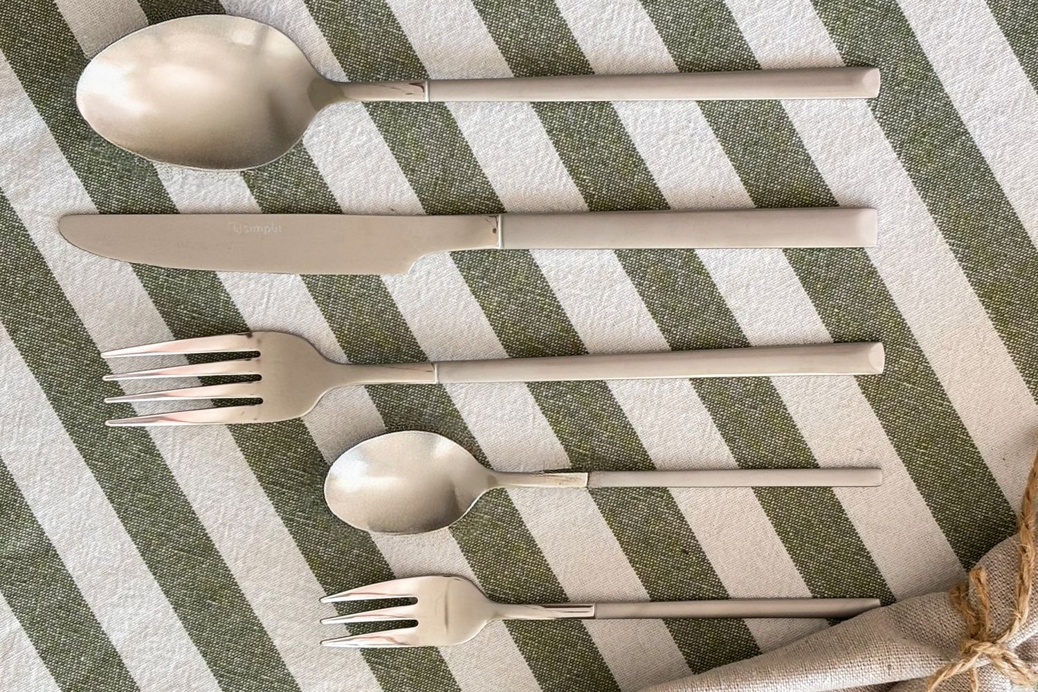 Simplit Set de Cuchillería Puglia 30 pcs — lay flat con los 5 tipos de cubiertos sobre fondo crema