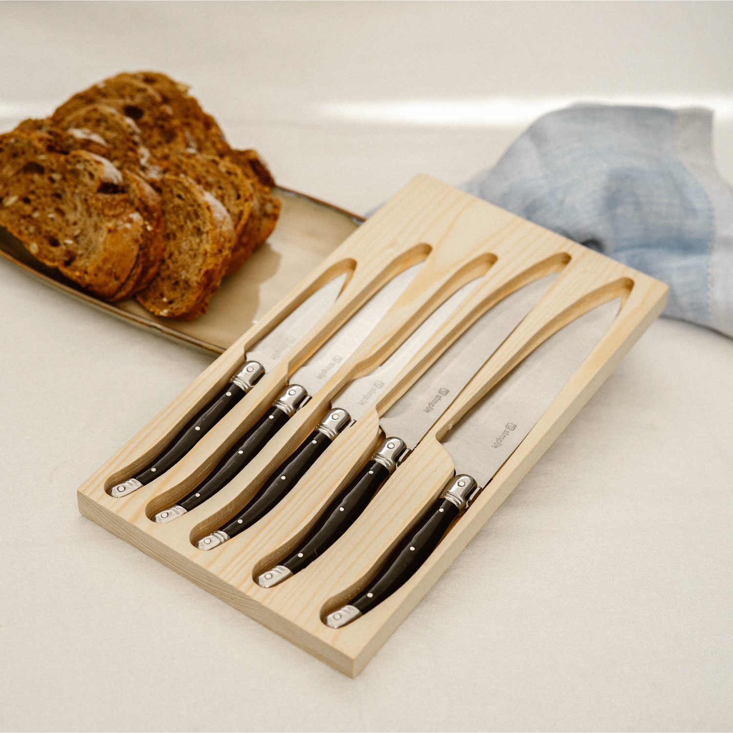 Simplit Set Cuchillos Paris 5 pcs — bodegón set completo mango negro acero inoxidable