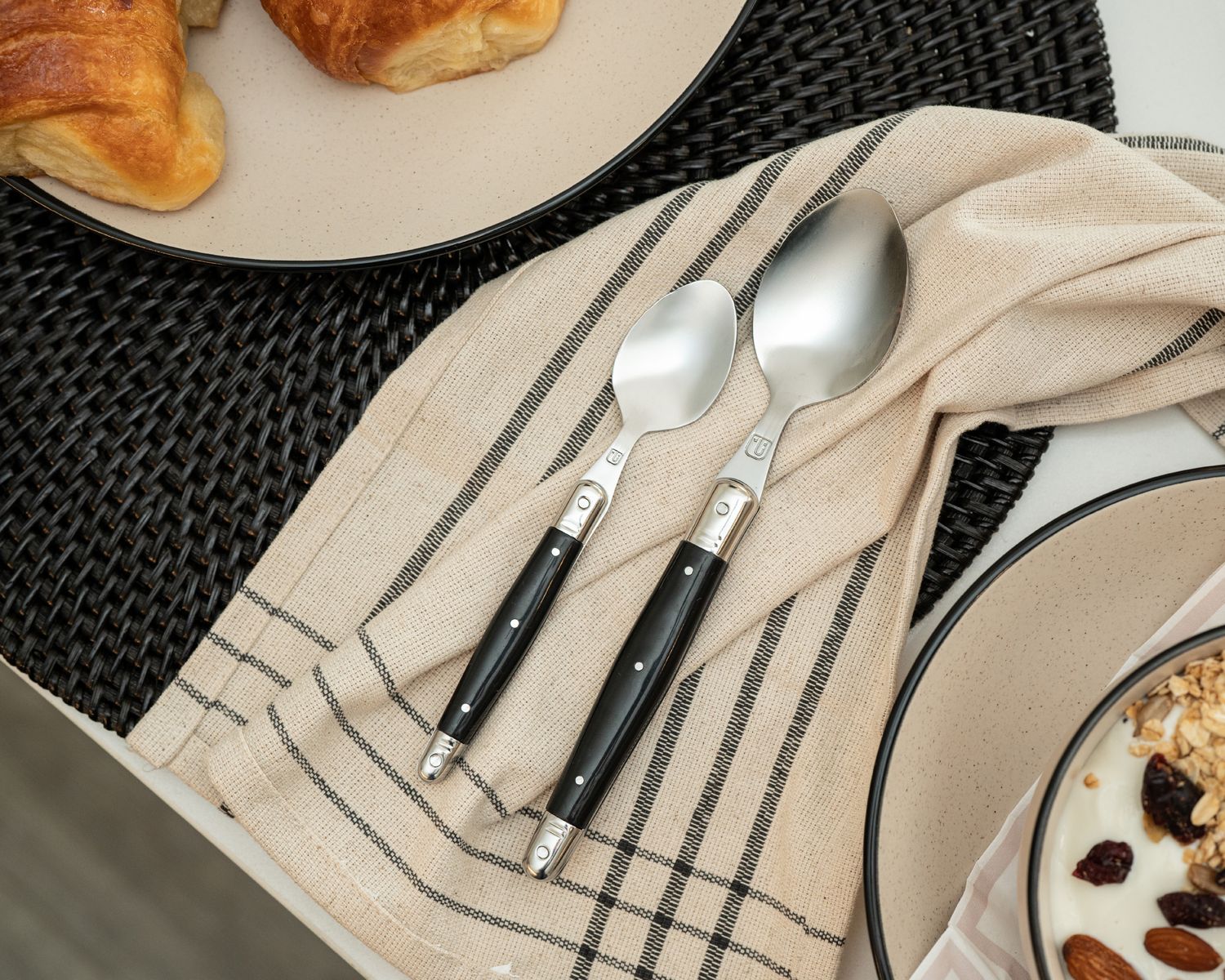 Simplit Set de Cuchillería Paris — mango negro de acrílico elegante close-up cubiertos sobre lino