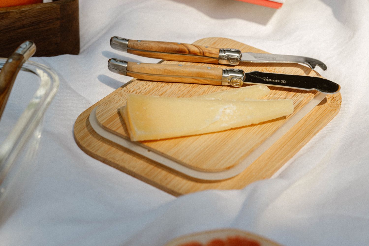 Simplit Set Cuchillos para Queso Provenza — tabla de quesos servida con cuchillos y abridor de vino