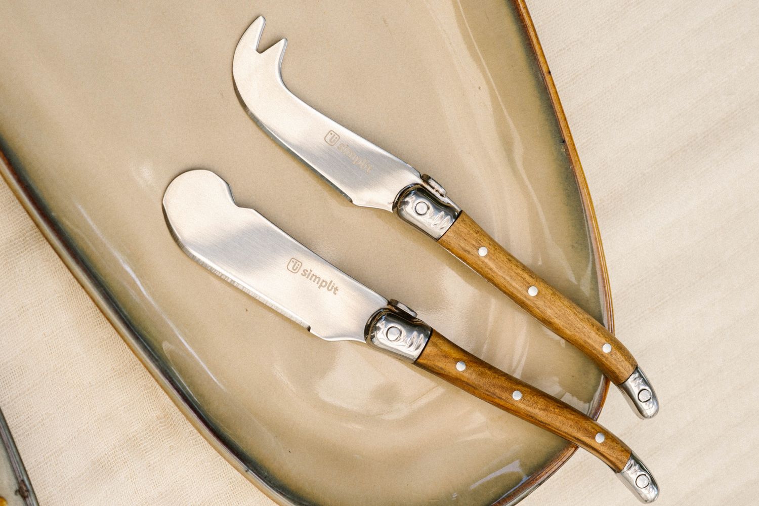Simplit Set Cuchillos para Queso Provenza — close-up mango de madera de olivo
