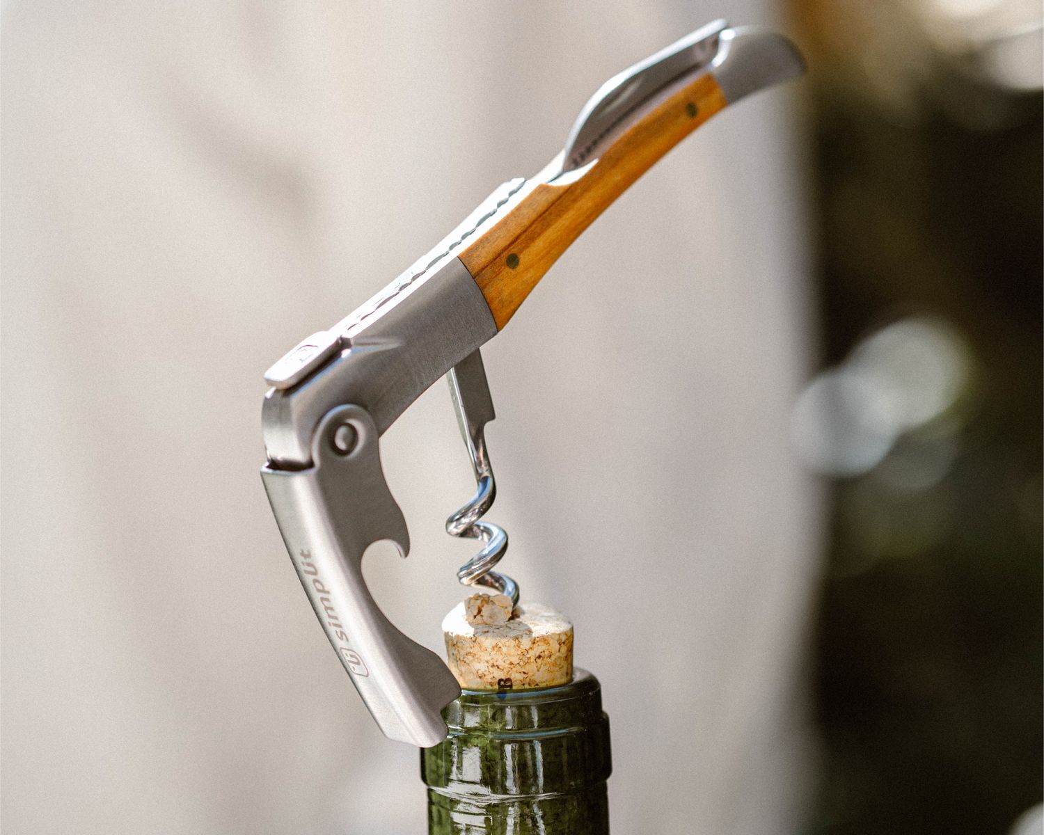 Simplit Set Cuchillos para Queso Provenza — abridor de vino con mango de madera de olivo en detalle