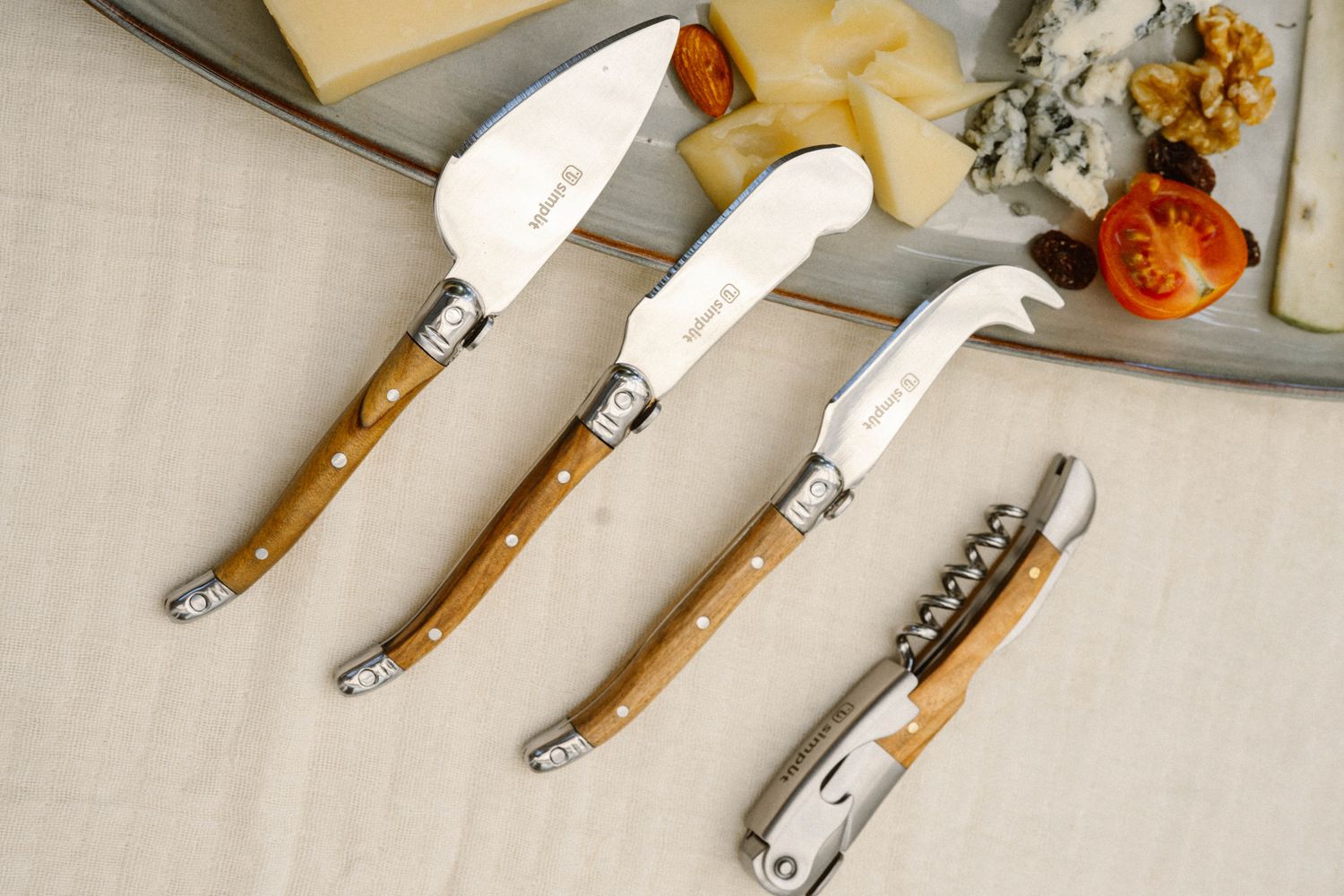 Simplit Set Cuchillos para Queso Provenza — lay flat 4 piezas sobre fondo crema