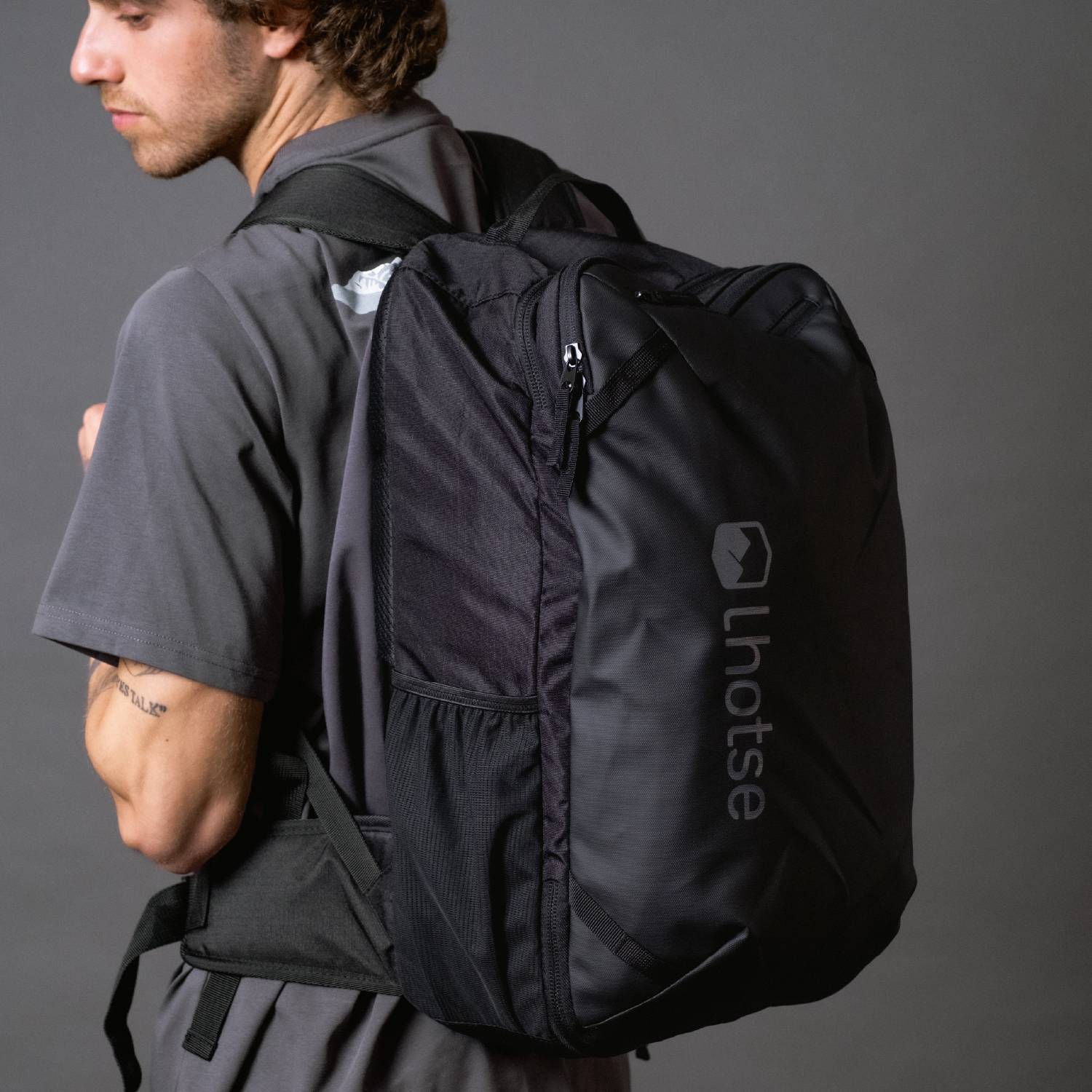 Lhotse Mochila Maleta de Viaje Nomad 35L con detalle de arnés convertible, apertura 180° y compartimentos