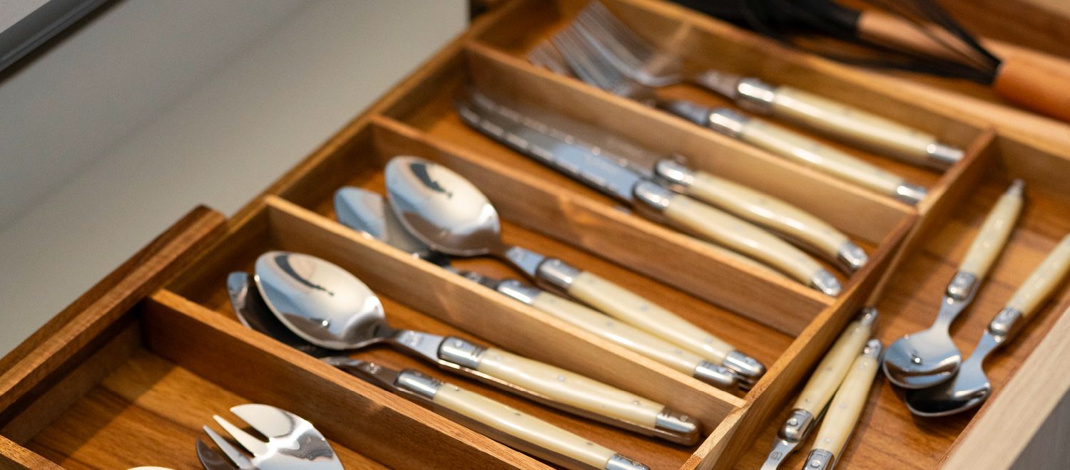 Simplit Organizador Cubiertos Expandible Oslo madera de acacia — vista frontal en cajón de cocina