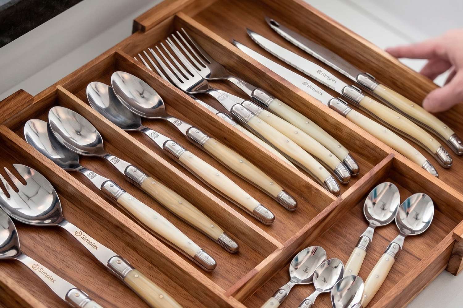 Simplit Organizador Cubiertos Expandible Oslo madera de acacia — cajón de cocina ordenado con cubiertos