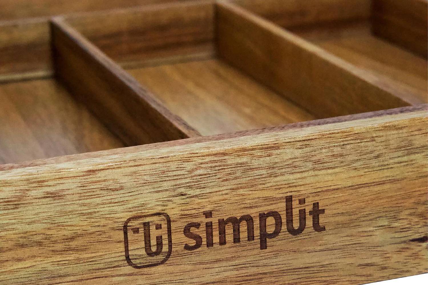 Simplit Organizador Cubiertos Oslo — close-up del veteado natural de la madera de acacia