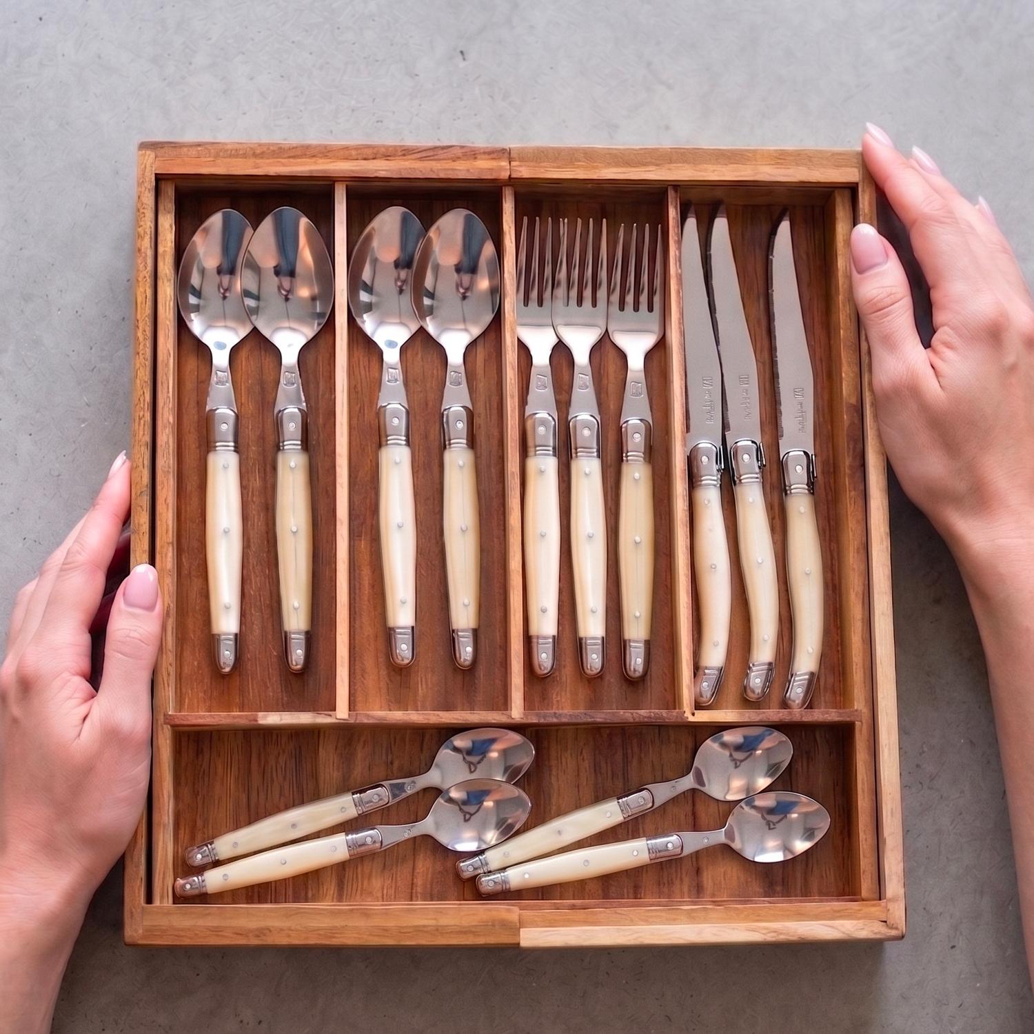 Simplit Organizador Cubiertos Expandible Oslo madera de acacia — bodegón fondo neutro