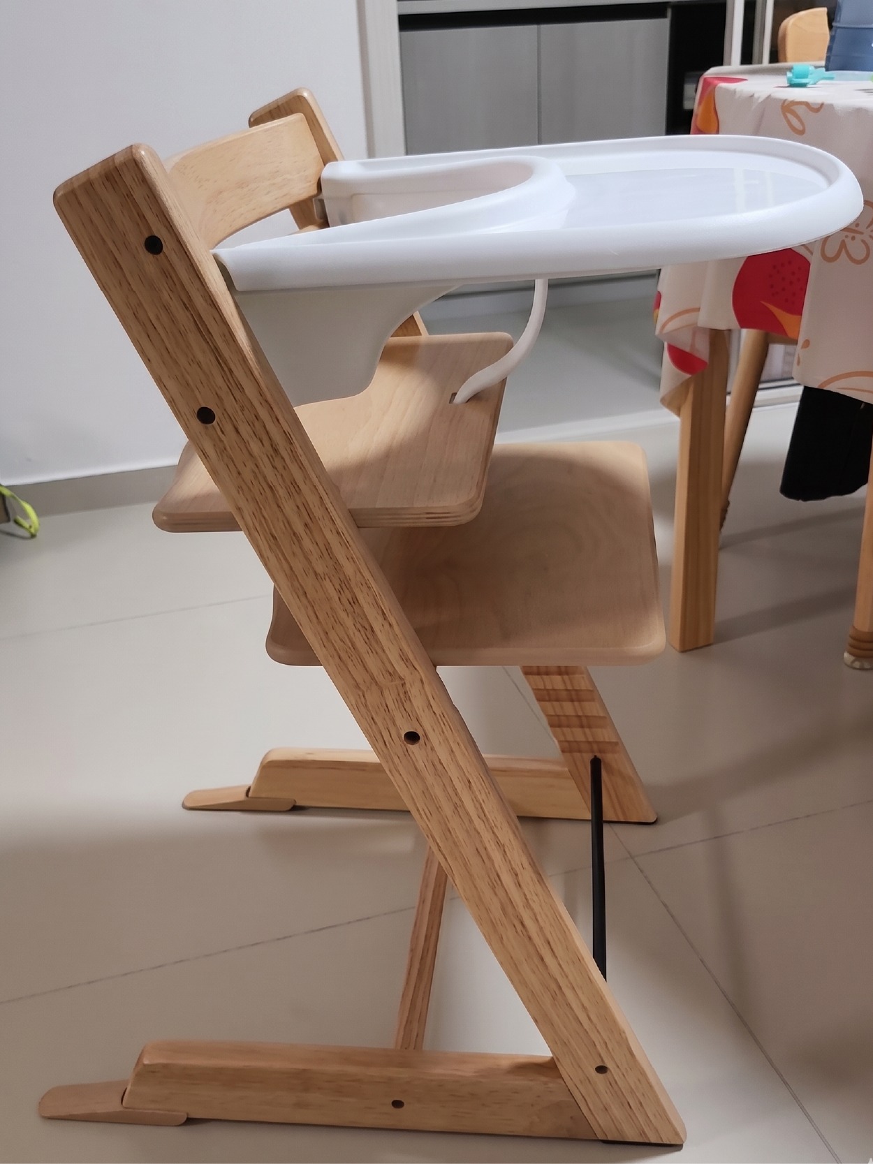 Bandú silla de comer evolutiva de madera - detalle real de la bandeja y el aro de sujeción instalados
