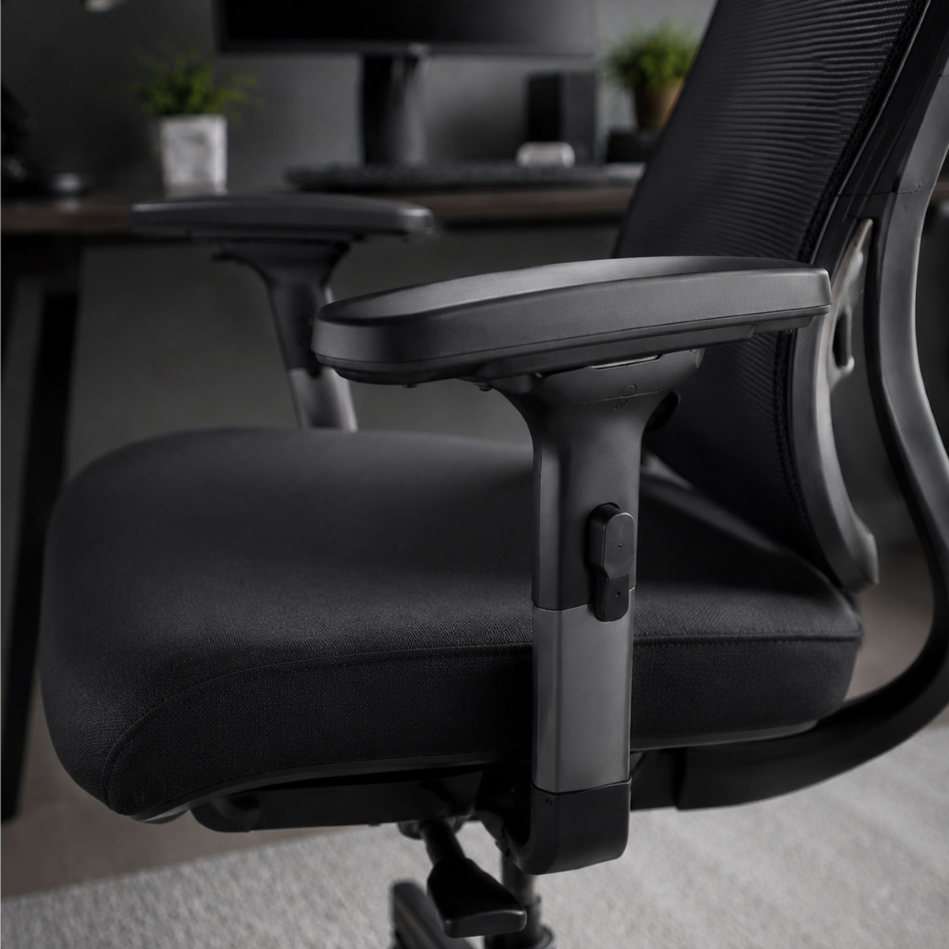 LEVO Silla Ergotech detalle apoyabrazos ajustables en altura