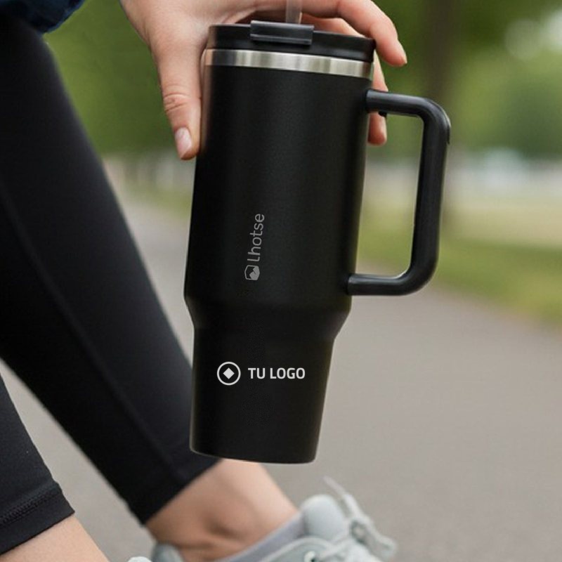 Vaso térmico Tumbler Lhotse con un logo de ejemplo