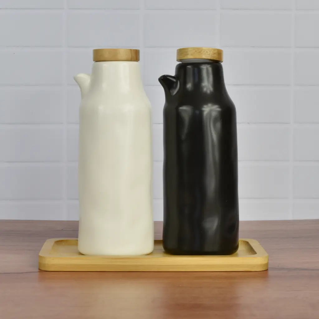 Alcuza blanca y alcuza negra Simplit sobre su base de madera en la cocina