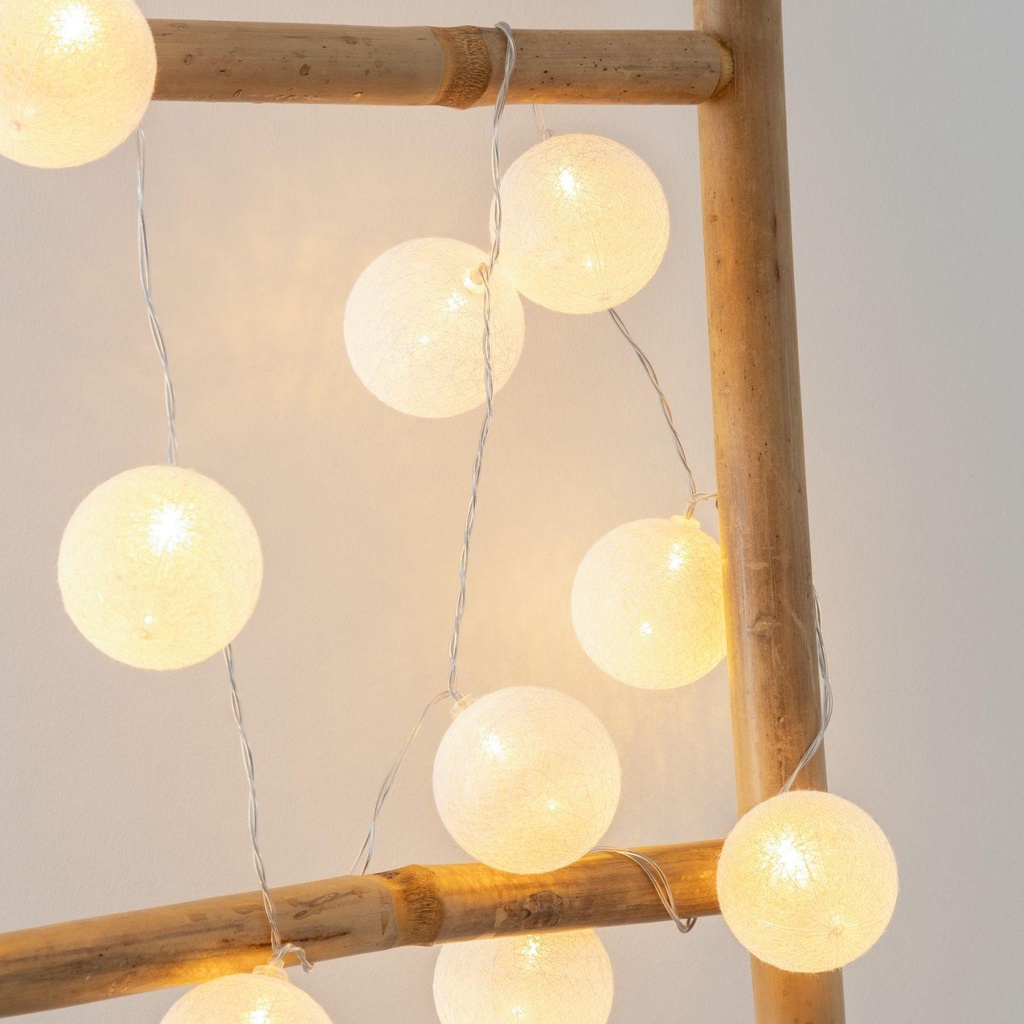 Guirnalda LED 10 Bolas Atmosphera junto a canasto de mimbre - lifestyle