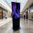 Pantalla Totem Publicitario 50" Touch  - in a modern shopping mall corridor, bright l