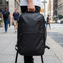 Mochila Viaje Impermeable Notebook 30L - carried on a city street, urban daylight