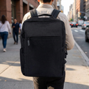 Mochila para Notebook con Puerto USB 1 - worn by a person walking in a city, daylight