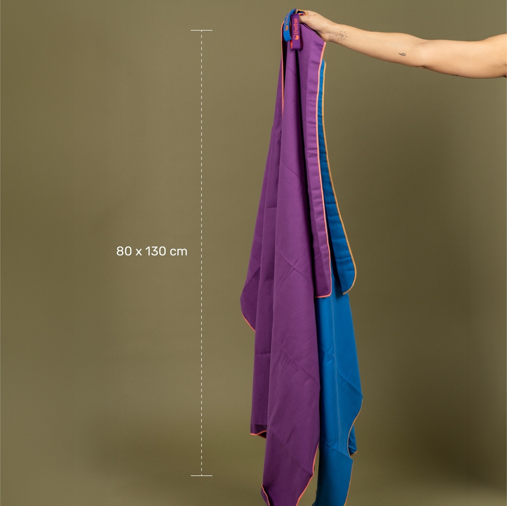 Colgada: 80 × 130 cm