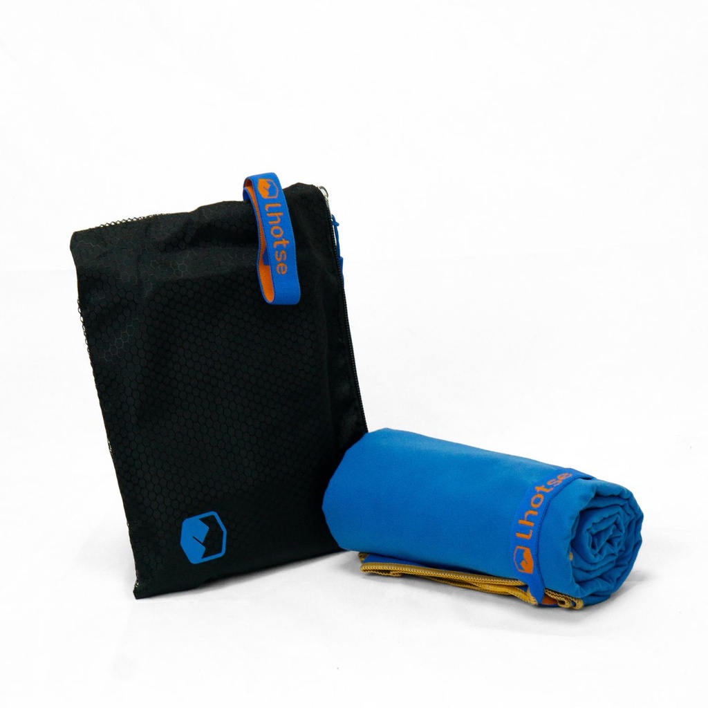 Toalla QuickTrek azul en uso