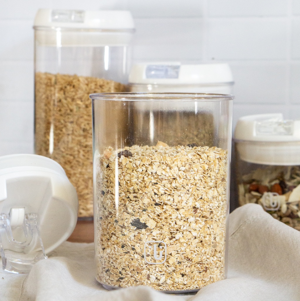 Contenedor grande con avena, en primer plano