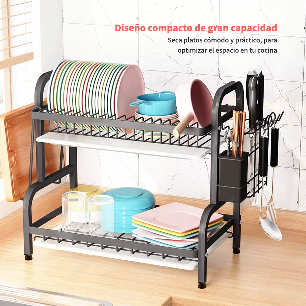 Secaplatos Simplit de dos niveles cargado con platos, bowls, vasos y utensilios en la cocina