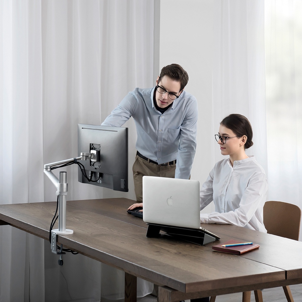 Monitor montado en el Pivot sobre un escritorio de trabajo